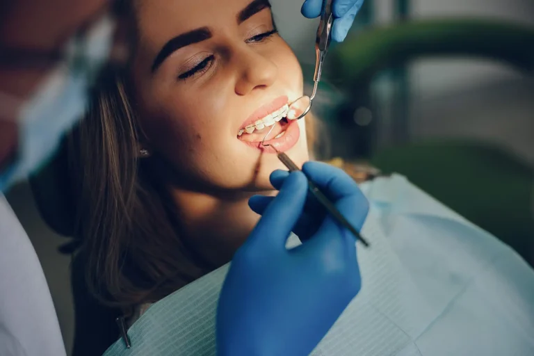 Hermosa Chica Sentada Brackets Dentista